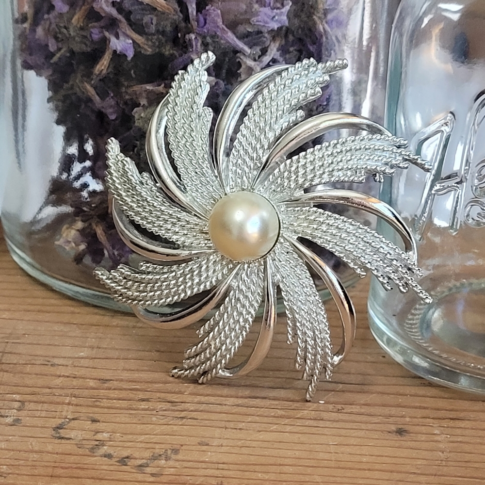 Sarah Coventry Brooch Flower with Faux Pearl Center